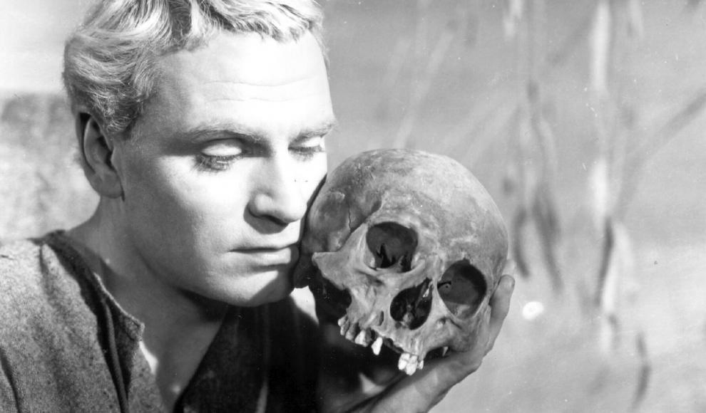 Laurence Olivier as Hamlet holding the skull